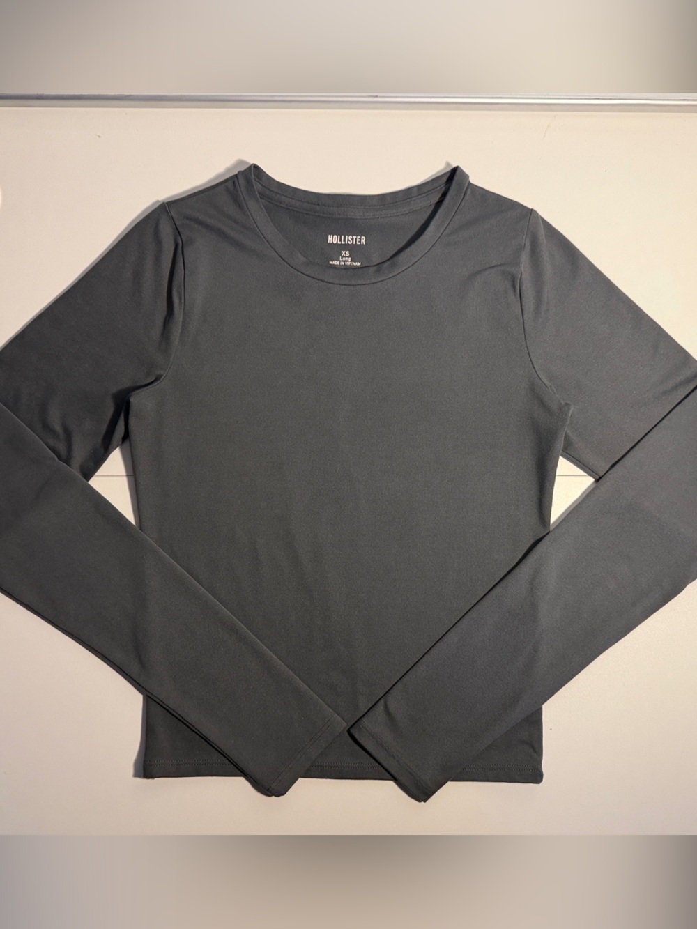 HOLLISTER Long-Sleeve Smooth Seamless Fabric Crew Baby Tee - Color Grey